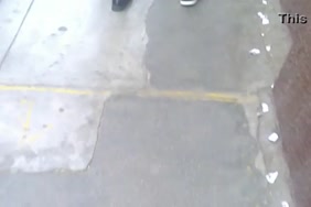 واحد يدخل اصبعه في الكس