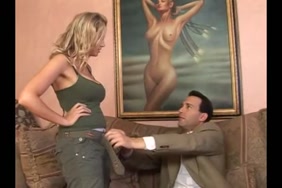 شاب ينيك صديقه الاشقر