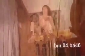 قس ينيك قسيسة فى كنيسة
