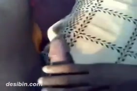 ازبار واقفة تحت المﻻبس